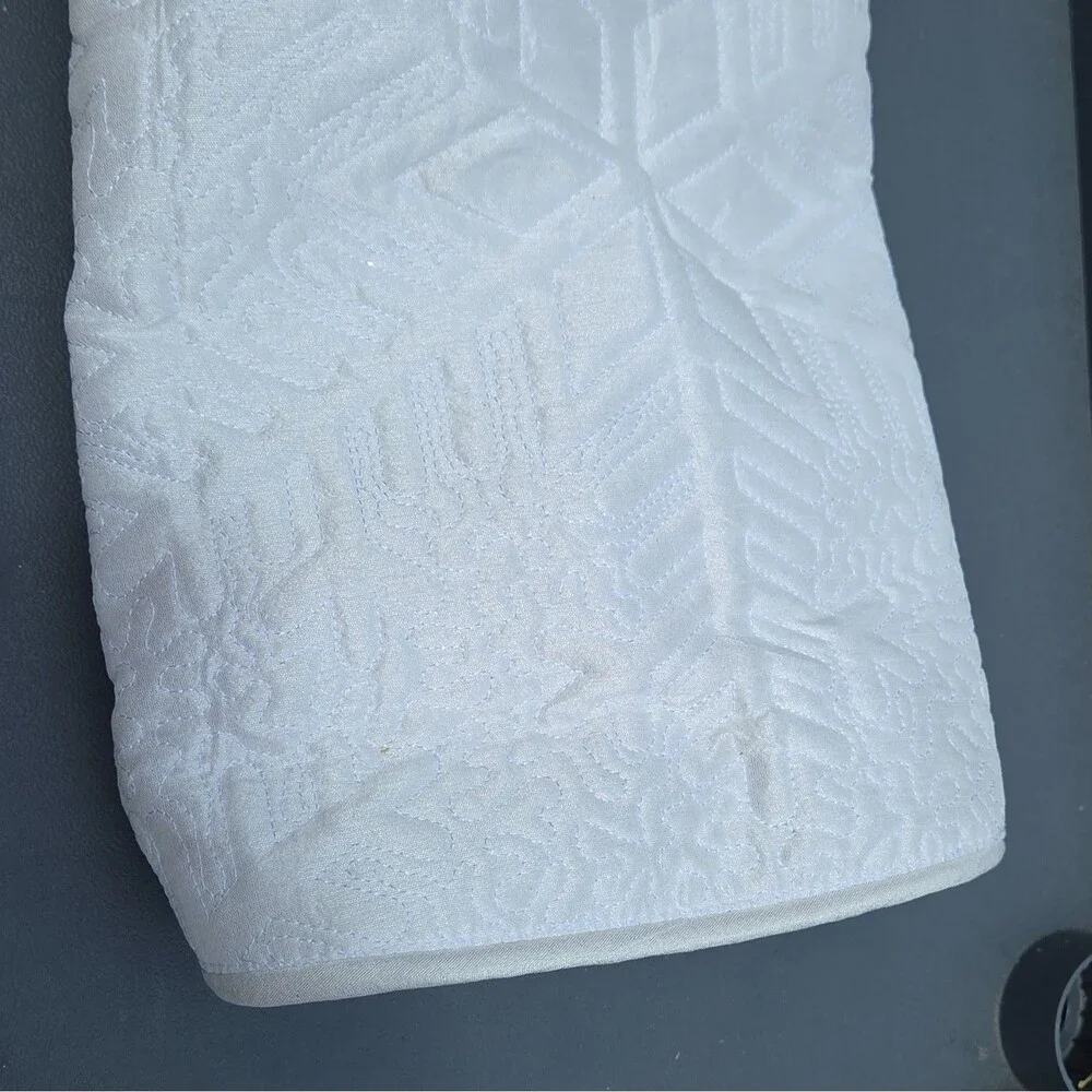 ​NWT Hobby Lobby The Christmas Shoppe White Quilted Snowflake Tree Skirt 50